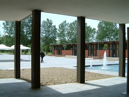 Vista della piazza dal portico